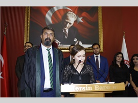 “DURUŞMA SALONLARINDA ŞİDDET GÖRDÜĞÜMÜZÜ, TUTUKLANDIĞIMIZI TARİHE NOT DÜŞÜYORUZ”
