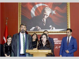 “DURUŞMA SALONLARINDA ŞİDDET GÖRDÜĞÜMÜZÜ, TUTUKLANDIĞIMIZI TARİHE NOT DÜŞÜYORUZ”