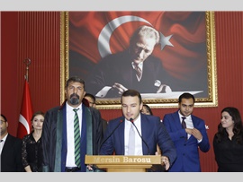 “DURUŞMA SALONLARINDA ŞİDDET GÖRDÜĞÜMÜZÜ, TUTUKLANDIĞIMIZI TARİHE NOT DÜŞÜYORUZ”
