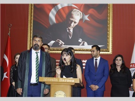 “DURUŞMA SALONLARINDA ŞİDDET GÖRDÜĞÜMÜZÜ, TUTUKLANDIĞIMIZI TARİHE NOT DÜŞÜYORUZ”