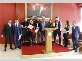 MERSİN BAROSU KADIN VE ERKEK VOLEYBOL TAKIMLARI’NDA KUPA SEVİNCİ