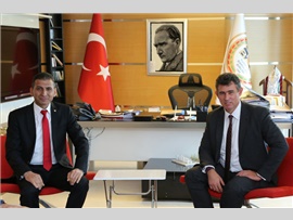 Baro Başkanımız Av. Ali ER, Yönetim Kurulu Üyelerimiz ile TBB Delegelerimiz; Birlik Başkanı Sayın; Av. Prof. Dr. Metin FEYZİOĞLU' nu ziyaret ettiler.  Ziyarette mesleğimizin sorunları ve Mersin Barosu Sosyal Tesisi hakkında fikir alışverişinde bulunuldu.