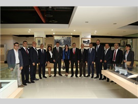 Baro Başkanımız Av. Ali ER, Yönetim Kurulu Üyelerimiz ile TBB Delegelerimiz; Birlik Başkanı Sayın; Av. Prof. Dr. Metin FEYZİOĞLU' nu ziyaret ettiler.  Ziyarette mesleğimizin sorunları ve Mersin Barosu Sosyal Tesisi hakkında fikir alışverişinde bulunuldu.