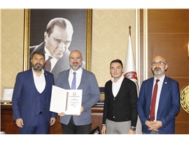 BAŞKANIMIZ AV. BİLGİN YEŞİLBOĞAZ’DAN, İNSAN HAKLARI MERKEZİMİZE TEŞEKKÜR PLAKETİ