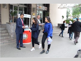 MERSİN BAROSU ‘İNSAN HAKLARI’ STANDI AÇTI