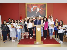 SİHİRLİ KÜRE TİYATRO OYUNUNUN EMEKTAR AVUKATLARINA PLAKET