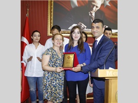 SİHİRLİ KÜRE TİYATRO OYUNUNUN EMEKTAR AVUKATLARINA PLAKET