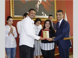 SİHİRLİ KÜRE TİYATRO OYUNUNUN EMEKTAR AVUKATLARINA PLAKET