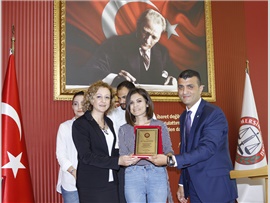 SİHİRLİ KÜRE TİYATRO OYUNUNUN EMEKTAR AVUKATLARINA PLAKET