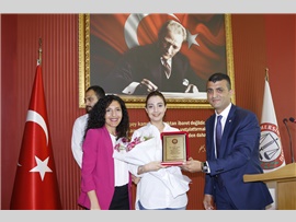 SİHİRLİ KÜRE TİYATRO OYUNUNUN EMEKTAR AVUKATLARINA PLAKET