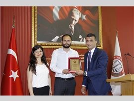 SİHİRLİ KÜRE TİYATRO OYUNUNUN EMEKTAR AVUKATLARINA PLAKET