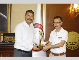 AV. FETİ TETİK’E TENİS TURNUVASINDA ÜÇÜNCÜLÜK KUPASI VERİLDİ
