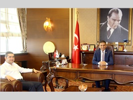 AK PARTİ MERSİN YENİŞEHİR İLÇE YÖNETİMİ, BARO BŞK. ALİ ER’İ MAKAMINDA ZİYARET ETTİ