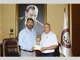 HÂKİM HAMZA ŞAHİN, 'SULH CEZA HAKİMLİĞİ UYGULAMALARI' KİTABINI KÜTÜPHANEMİZE HEDİYE ETTİ