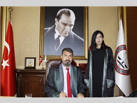 AV. EBRU ÜNLÜBAY YEMİN EDİP CÜBBE GİYEREK MESLEĞE İLK ADIMI ATTI