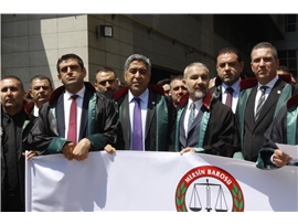MERSİN BAROSU, TBB VE BARO BAŞKANLARINDAN, HAKLARINDA SORUŞTURMA BAŞLATILAN AVUKATLARA DESTEK