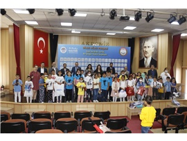ÇOCUKLARA DİLEK AĞACINDAKİ HEDİYELER TAKDİM EDİLDİ