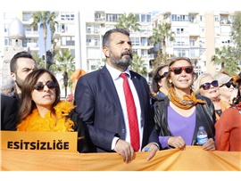 MERSİN BAROSU, ‘KADINA ŞİDDETE SIFIR TOLERANS’ YÜRÜYÜŞÜNE KATILDI