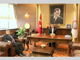 ZİYARET- Yenişehir İlçe Kaymakamı Sayın; Dr. Mustafa ÖZARSLAN Başkanımızı makamında ziyaret etti.