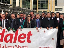 AVUKATLAR ADALET NÖBETİNİ BU KEZ UĞUR MUMCU ANISINA TUTTU