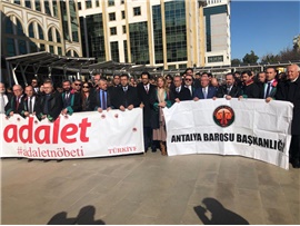 AVUKATLAR ADALET NÖBETİNİ BU KEZ UĞUR MUMCU ANISINA TUTTU