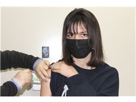 MERSİN BAROSU’NDAN HPV AŞI BURSU: 6 ÖĞRENCİNİN İLK DOZ AŞISI YAPILDI
