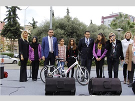 ÇOCUKLAR DEYİMLERİ DEĞİŞTİRDİ: “KIZINI SEVMEYEN DİZİNİ DÖVER” DEYİMİ 1. OLDU
