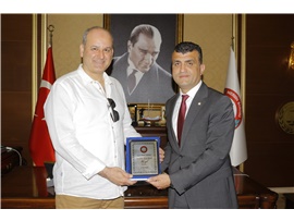 AV. HAKKI AKKAYA'YA MESLEKTE 30. YIL PLAKETİ TAKDİM ETTİ