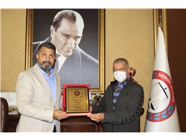 AV. ERKAN AKIŞ’A MESLEKTE 40. YIL PLAKETİ