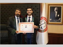 STAJINI TAMAMLAYAN 28 AVUKAT CÜBBE GİYİP RUHSAT ALDI