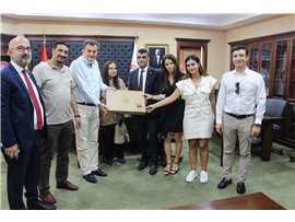 BAROMUZ VE TBB, ÜNİVERSİTEDE BURSLU EĞİTİMİ KAZANAN ÖĞRENCİYE LAPTOP HEDİYE ETTİ