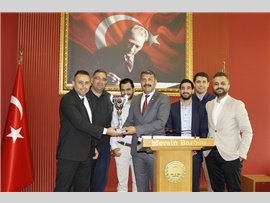 BASKETBOL TAKIMIMIZA TÜRKİYE İKİNCİLİK KUPASI TÖRENLE VERİLDİ