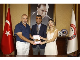 "Hukukçular İçin İngilizce Dilekçe ve Sözleşme Rehberi“ Kitabı