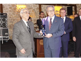 AVUKATLIK MESLEĞİNİN DUAYENLERİNE PLAKET TAKDİM EDİLDİ