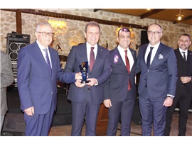 AVUKATLIK MESLEĞİNİN DUAYENLERİNE PLAKET TAKDİM EDİLDİ