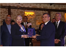 AVUKATLIK MESLEĞİNİN DUAYENLERİNE PLAKET TAKDİM EDİLDİ