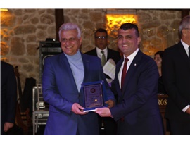 AVUKATLIK MESLEĞİNİN DUAYENLERİNE PLAKET TAKDİM EDİLDİ