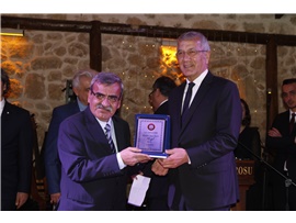AVUKATLIK MESLEĞİNİN DUAYENLERİNE PLAKET TAKDİM EDİLDİ