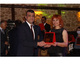 AVUKATLIK MESLEĞİNİN DUAYENLERİNE PLAKET TAKDİM EDİLDİ