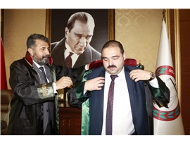 HAK VE HUKUK MÜCADELESİ İÇİN CÜBBE GİYDİLER