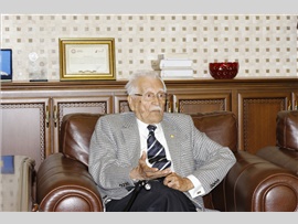 AVUKAT ŞİNASİ DEVELİ’YE MESLEKTE 71. YIL PLAKETİ VERİLDİ