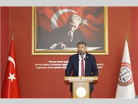 AVUKAT ŞİNASİ DEVELİ’YE MESLEKTE 71. YIL PLAKETİ VERİLDİ