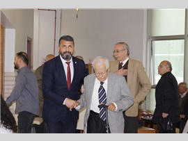 AVUKAT ŞİNASİ DEVELİ’YE MESLEKTE 71. YIL PLAKETİ VERİLDİ