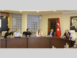 MERSİN BAROSU’NDAN BİR İLK !  MERSİN BAROSU VE MERSİN ÜNİVERSİTESİ BİLİMSEL, SOSYAL VE EĞİTSEL FAALİYETLER İÇİN İŞBİRLİĞİ PROTOKOLÜ İMZALADI