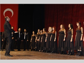 MERSİN BAROSU ÇOK SESLİ KOROSU SAHNE ALDI