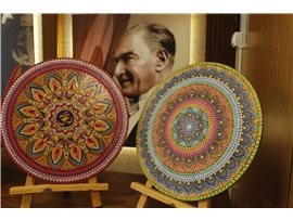 AV. MELİKE KIZILAY’IN DOT MANDALA SERGİSİ MERSİN BAROSU’NDA AÇILDI