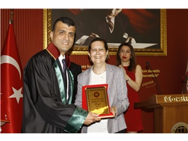 AVUKATLIK MESLEĞİNİN DUAYENLERİNE PLAKET TAKDİM EDİLDİ