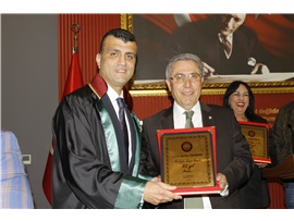 AVUKATLIK MESLEĞİNİN DUAYENLERİNE PLAKET TAKDİM EDİLDİ