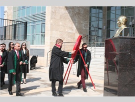 ERDEMLİ’DE GÖREV YAPAN AVUKATLARIMIZ ATATÜRK ANITI’NA ÇELENK SUNDU