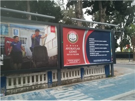MERSİN BAROSU AVUKATIN ÖNEMİNİ AÇIK HAVA REKLAMIYLA ANLATTI